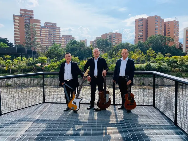 Dueto de cuerda en Medellín interpretando música romántica para serenatas y eventos especiales