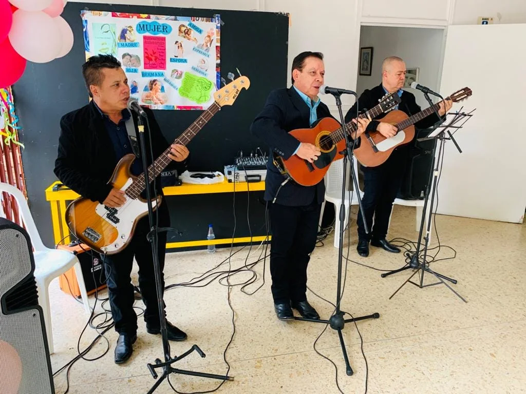 Dueto de cuerda en Medellín realizando serenata romántica con música en vivo