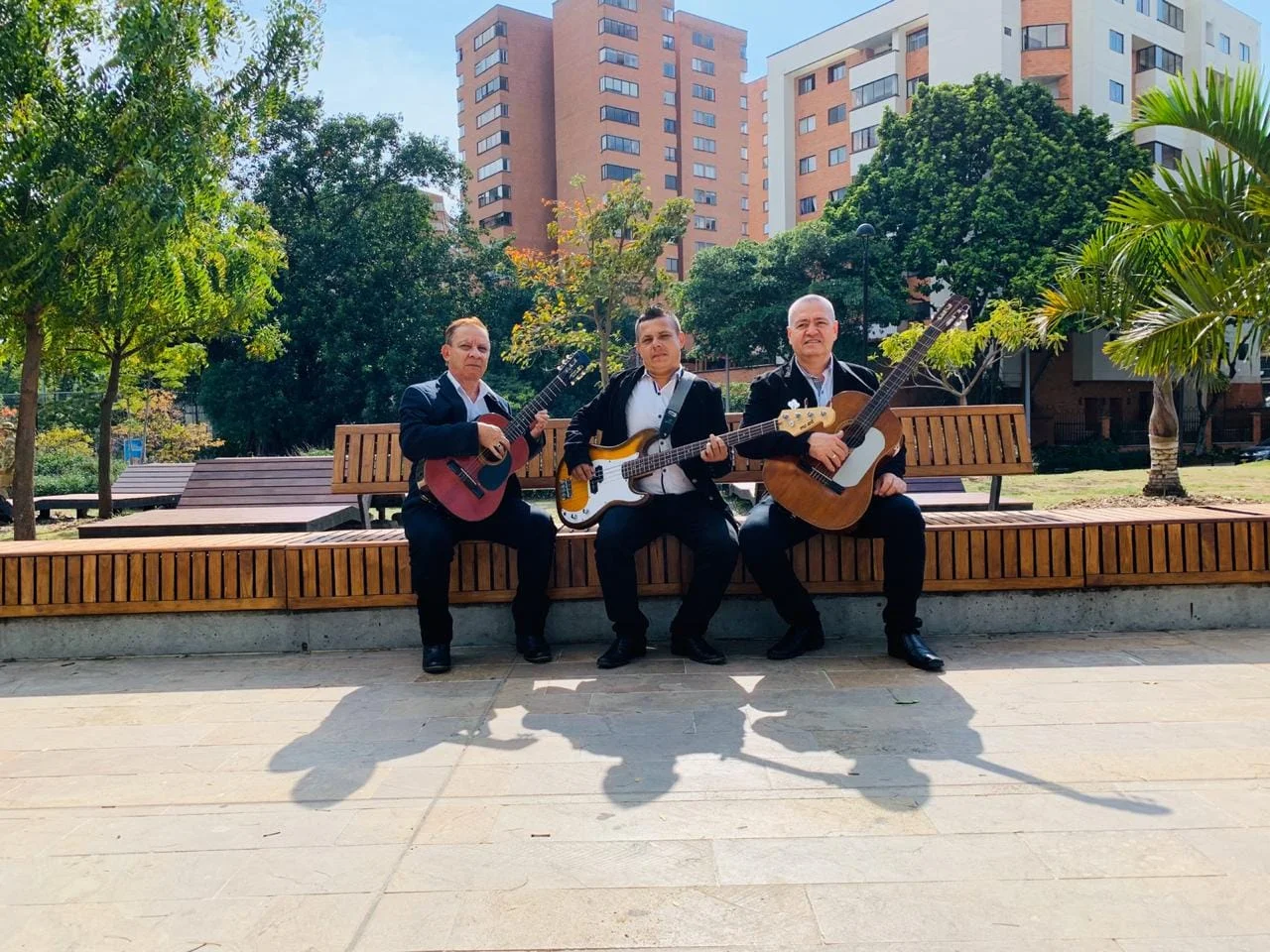Serenata con trío de cuerda en Medellín interpretando música romántica para aniversario