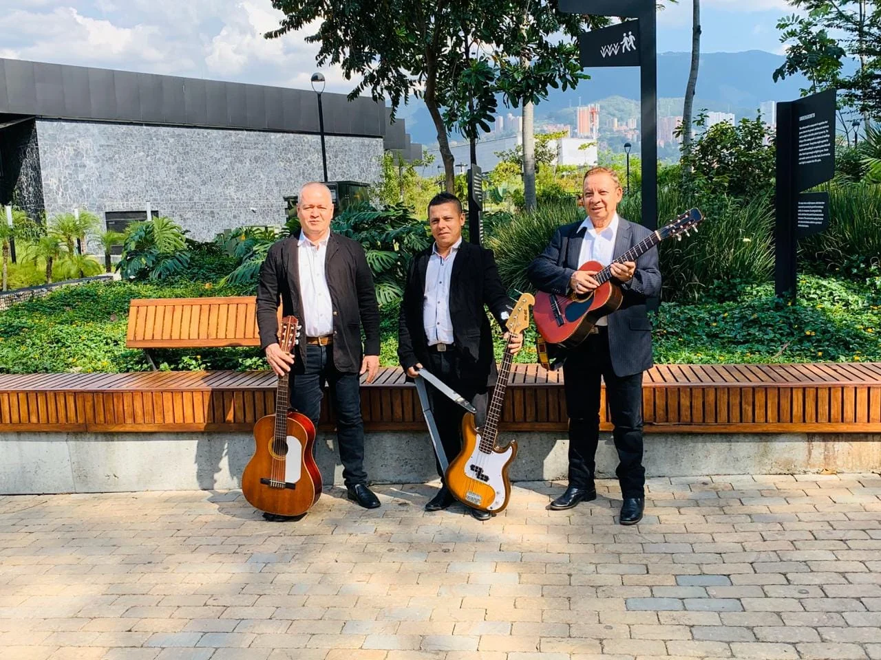 Tríos de cuerda en Medellín interpretando música romántica para serenatas y eventos especiales