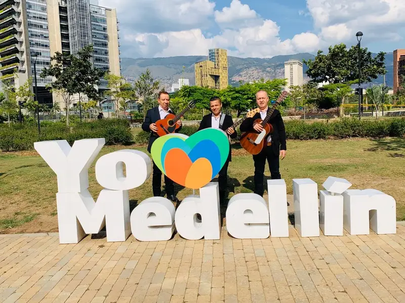 Trío de cuerda en Medellín realizando serenata con música romántica para eventos especiales